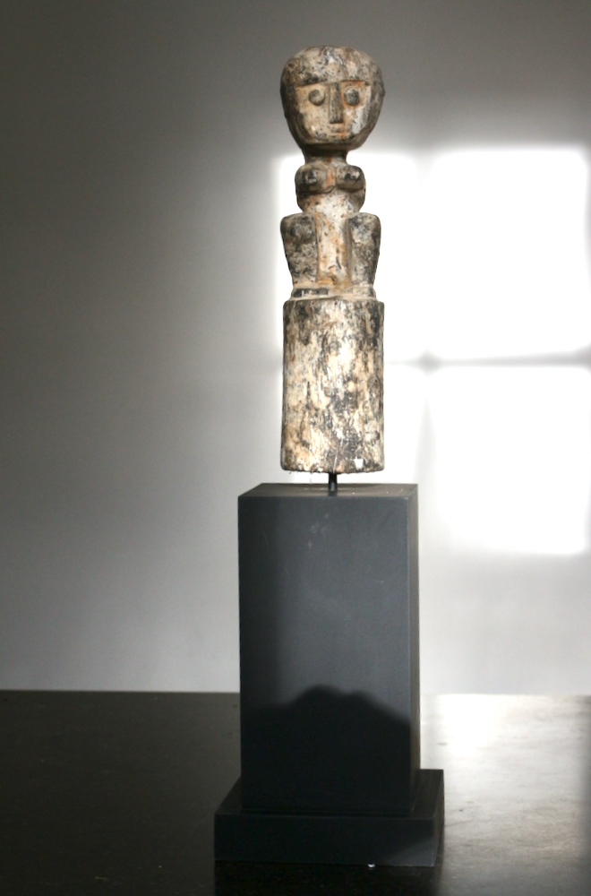 Tribal art timor, holzfigur auf Sockel timor, stammeskunst holz timor, Holzskulptur handgeschnitzt auf Sockel, primitive Kunst timor, primitive art timor, wooden figur on stand timor, kleine statue aus holz Asien, wooden stature tribal art Tribal Art Statue