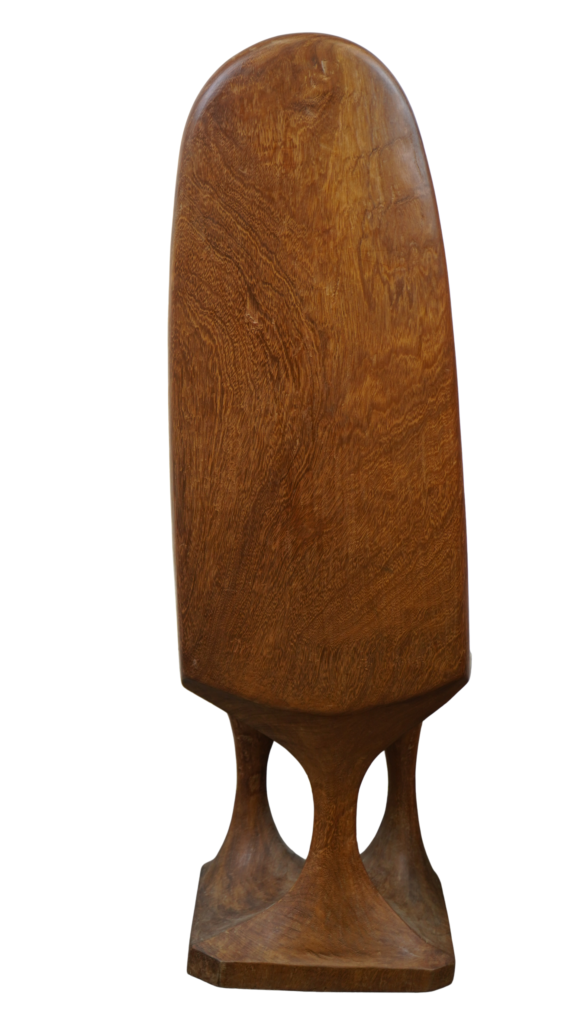 Handgeschnitzter Holzstuhl mit hoher Lehne