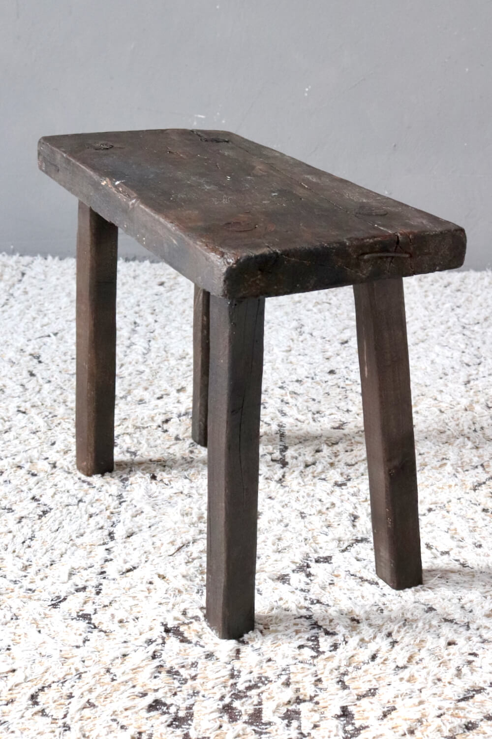 Alter Holzhocker dunkelbraun