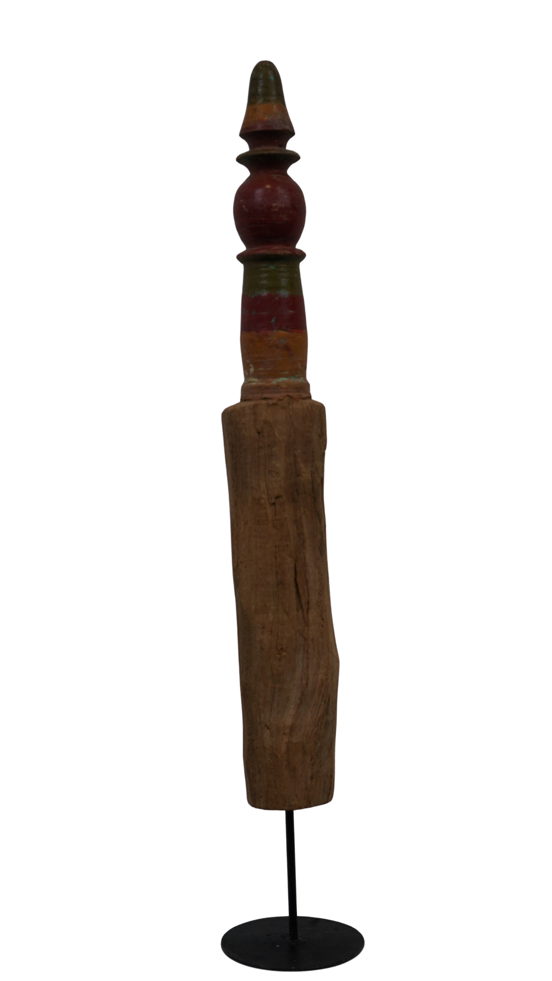 Antikes Holzfragment auf Standfuß
