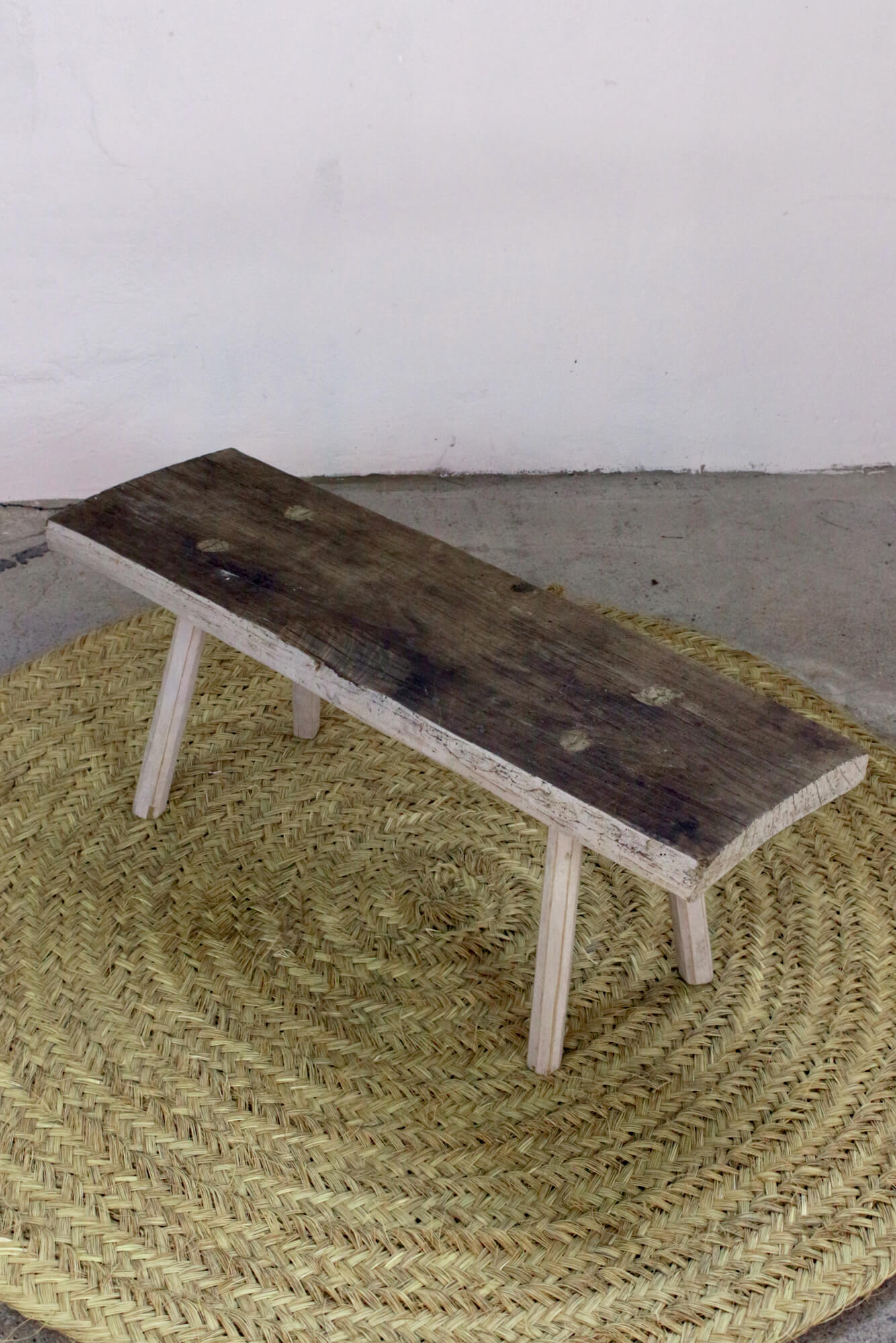 Alte Holzbank mit weißen Beinen, 93 cm Alte Holzbank mit weißen Beinen, 93 cm