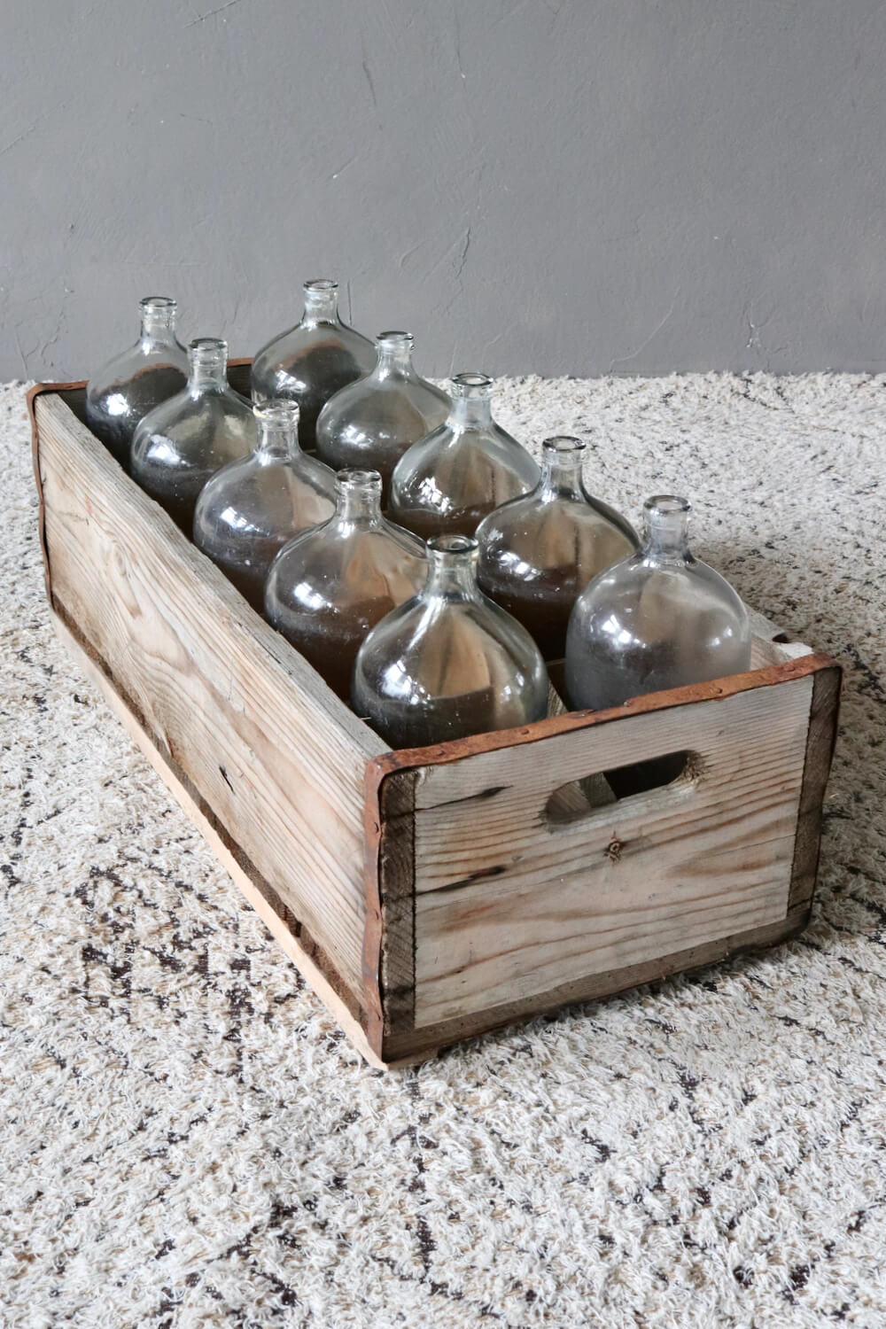 Glasflaschen mit Holzkasten Vintage
