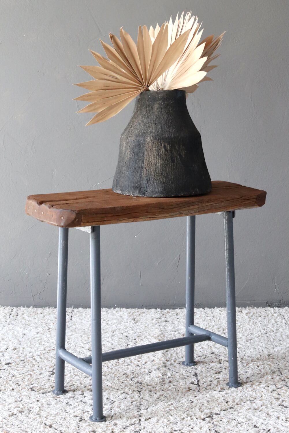 Vintage Hocker mit Metallgestell Vintage Hocker mit Metallgestell