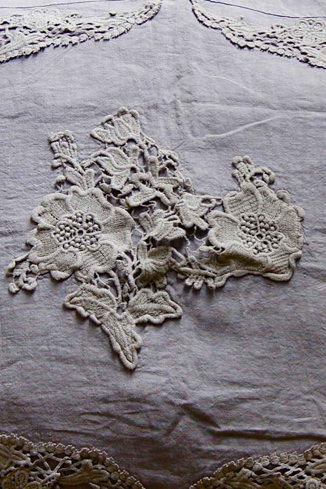 linen, cushion, laces, emroidery, grey, france, french, romantique, shabby chic, leinen, kissen, grau, spitzen, stickereien, romantisch, amandine de brevelay, rachel ashwell Leinenkissen mit Rüschen und Spitze, grau, 60x60