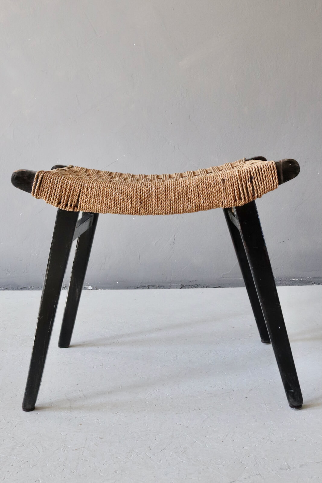 Mid-Century Hocker mit Geflecht Mid-Century Hocker mit Geflecht
