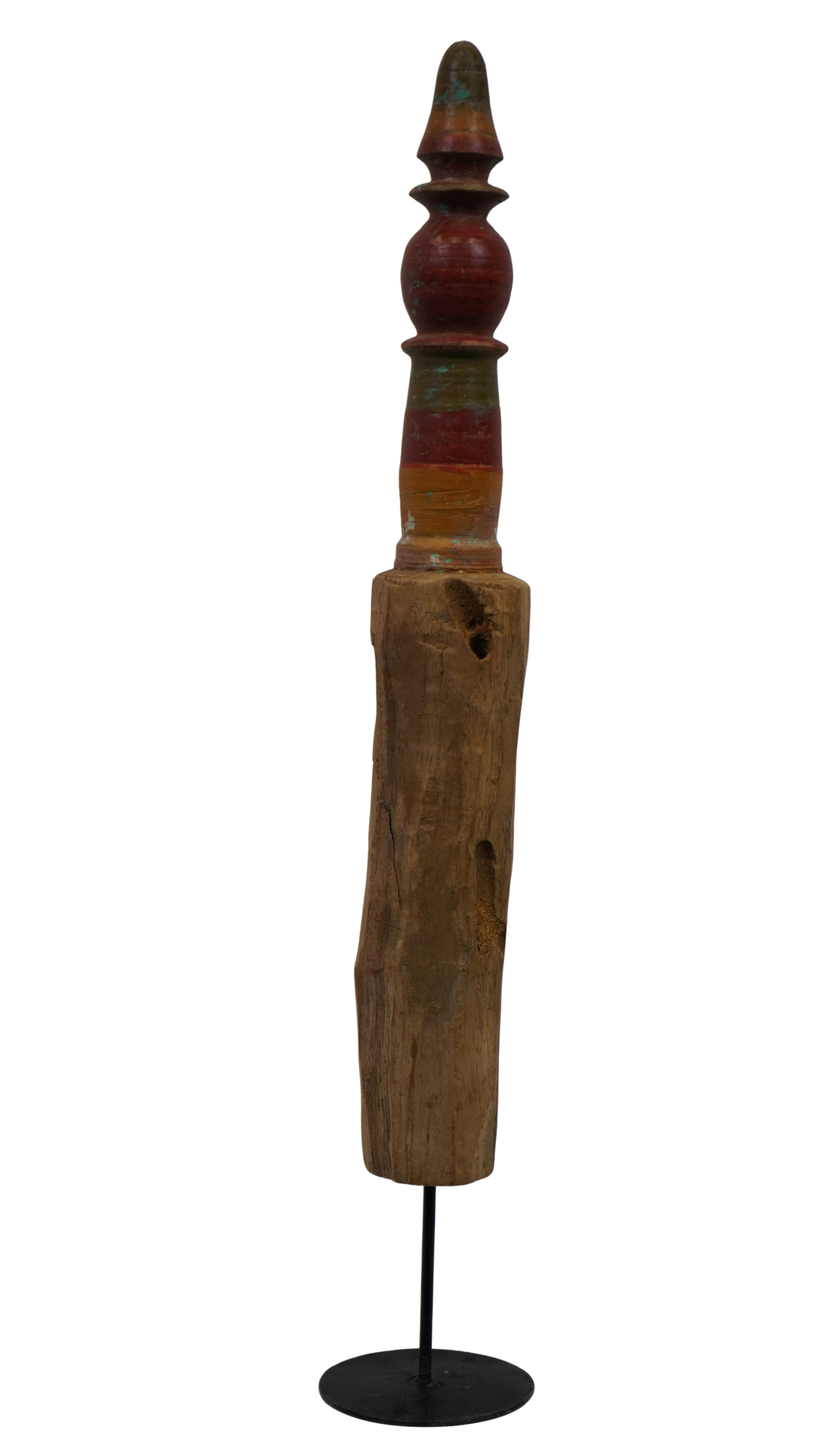 Antikes Holzfragment auf Standfuß
