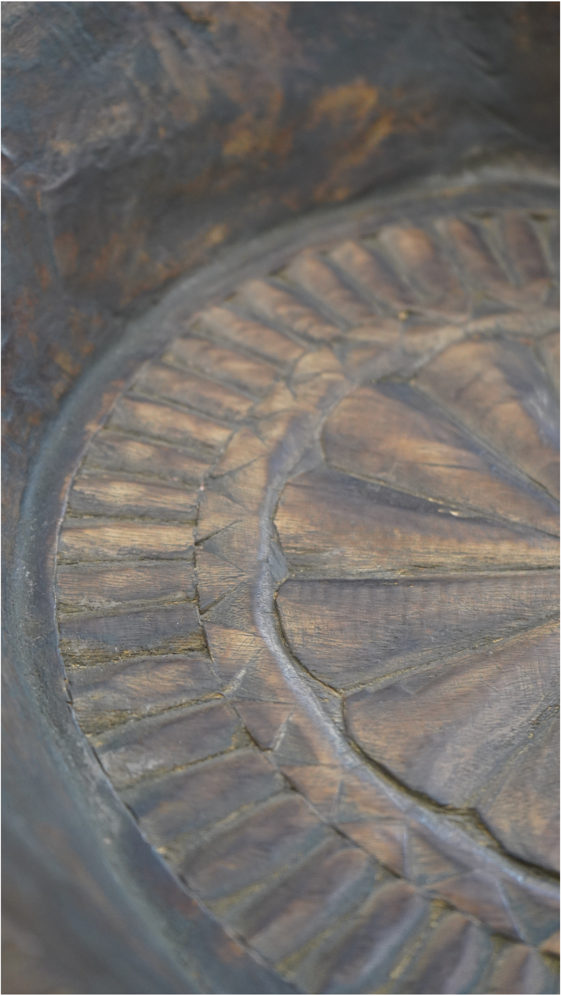 Geschnitzte Holzschale mit Sternmotiv, oval
