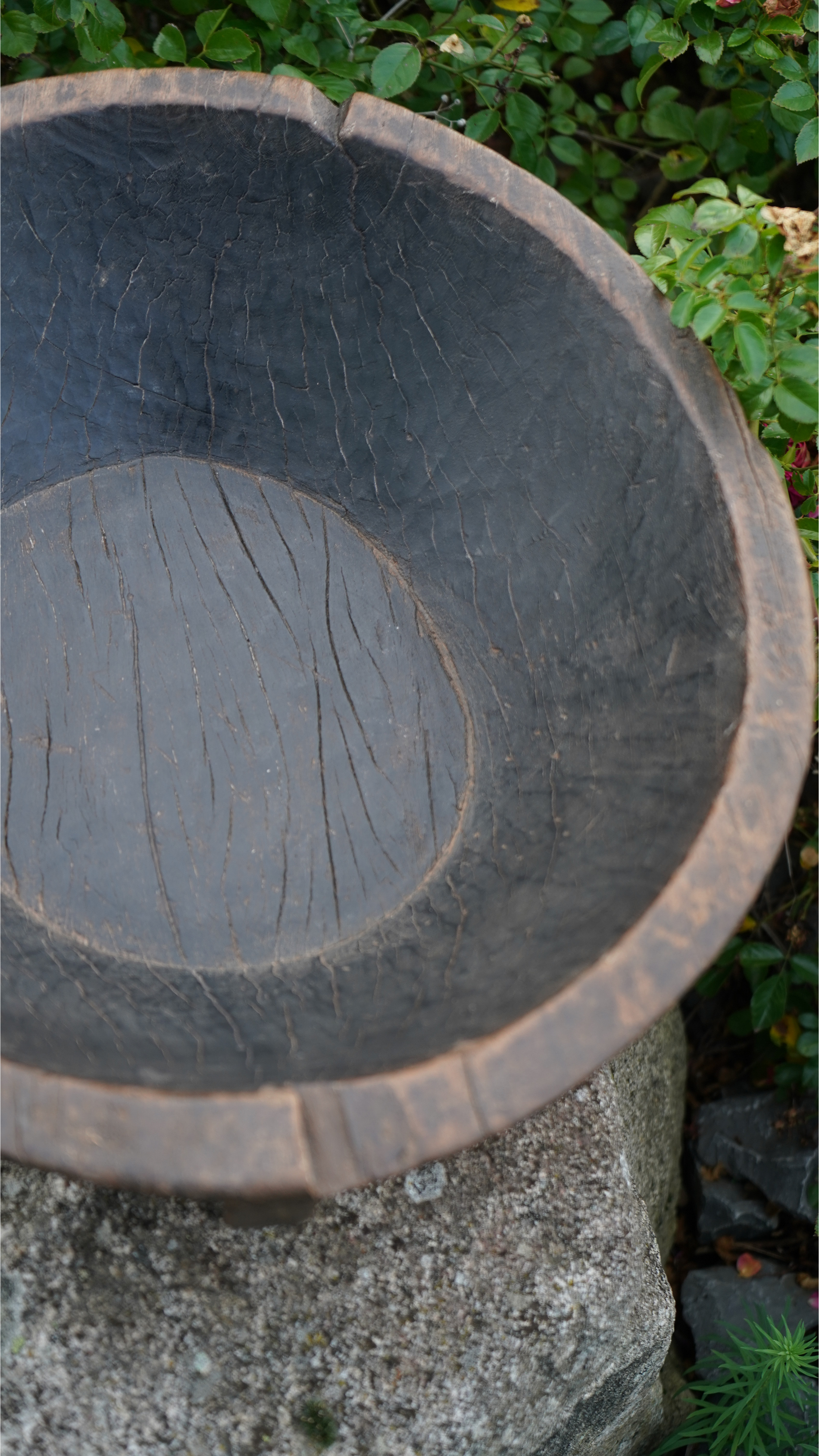 Große Vintage-Holzschale ORIGO – dunkel patiniert mit rustikaler Holzstruktur 50 cm