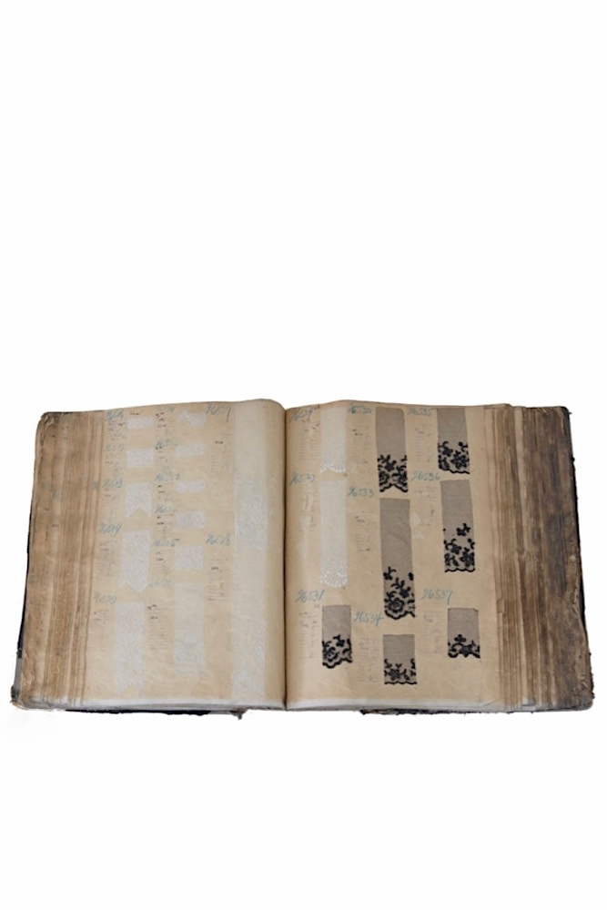 back Antikes Buch mit Spitzenmustern